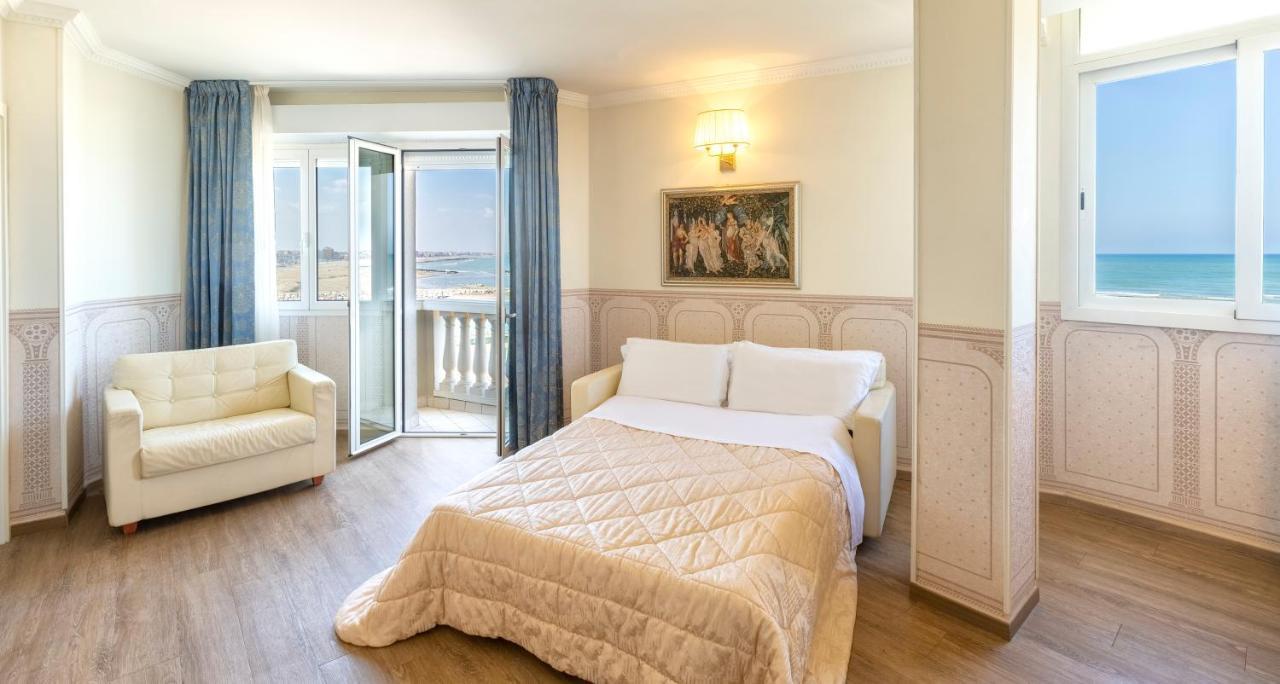 Hotel Baia Imperiale Rimini Bagian luar foto